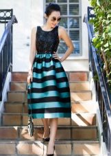 Stripet kjole med en monofonisk topp og en stripet bunn
