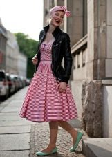 Šaty ve stylu 50. let v kombinaci s koženou bundou