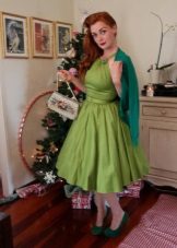 Šaty ve stylu 50. let v kombinaci s svetrem
