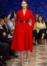 Gaun merah dalam gaya busur baru dengan lengan panjang dan skirt penuh