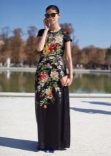 Svart langformet kjole med blomstertrykk