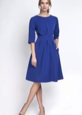 Blauwe jurk, uitlopend vanaf de taille