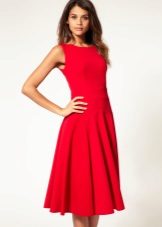 Crveno obučena haljina