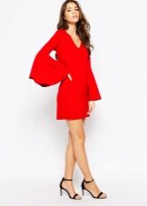 Rozkloszowana czerwona sukienka z rozkloszowanymi rękawami