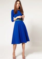 Blue flared dress na may sinturon