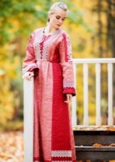 Modelo de túnica de vestido de verano ruso.