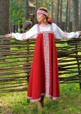 Kosoklinna modell av en russisk sundress