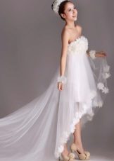 Gaun pengantin yang pendek dengan pinggang tinggi dengan kereta api