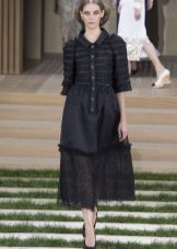 Ruduo suknelė su Chanel rankovėmis