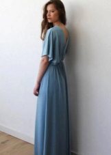 Lange blauwe jurk bat met een snit op de rug en korte mouwen