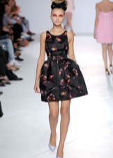 Short black dress with a print with a bell skirt