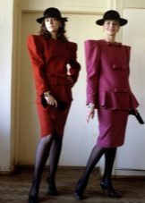 Šaty ve stylu 80. let s širokými rameny podnikání