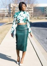 Co mohu nosit se zelenou koženou sukní?