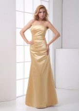vestido de noite de cetim dourado