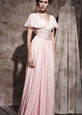 tekoucí růžové saténové šaty