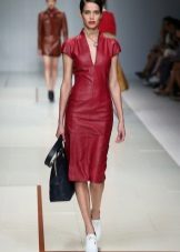 Bag to the red leather dress