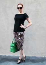 Paano magsuot ng leopard pencil skirt