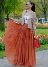 oranžové dlouhé letní sukně, skládaný