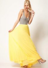 falda plisada amarilla