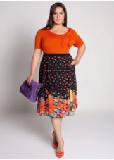 φωτεινή φούστα midi για παχύσαρκες γυναίκες