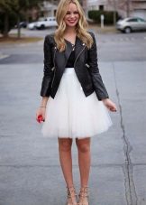 Gelaagde witte rok in combinatie met een zwart jasje en rode stiletto's