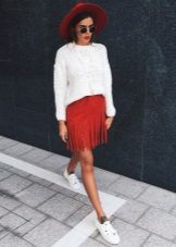 Mini falda roja con flecos