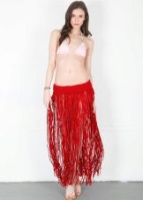Falda de playa roja con flecos