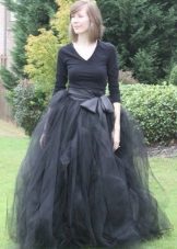 Fluffig lång svart kjol med båge