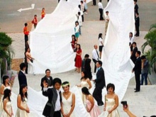 واحدة من أطول فساتين الزفاف