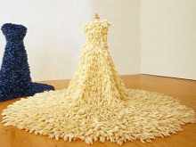 Vestuvių suknelė iš guminių pirštinių