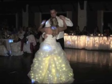 svatební šaty s LED - skutečná fotografie ze svatby