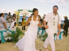svatební šaty pro ceromony na Havaji
