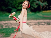 Bukett till en bröllopsklänning med ett rött band