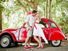 Svatební šaty s červeným pásem a červené auto