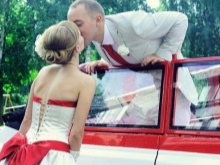 Svatební šaty s červenou mašli a auto