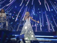 Polina Gagarina's lichtgevende jurk op Eurovision 2015