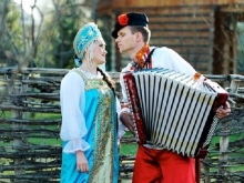 Gaun pengantin dalam gaya rakyat Rusia dengan unsur biru