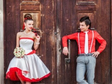 Bílé a červené svatební šaty pro tématickou svatbu