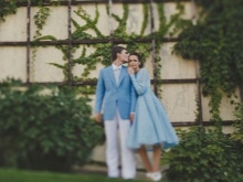 Imagem de casamento da noiva e do noivo em azul