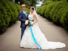 Bröllopsbild av de nygifta i blått