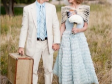 Blauwe bruidsjurk in combinatie met de bruidegom-outfit
