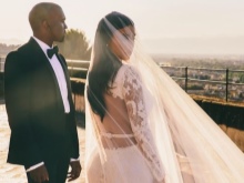 Vestido de novia de Kim Kardashian vista desde la parte posterior.