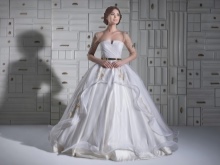 Magnífico vestido de novia con mangas transparentes.