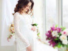 Nėriniai baltos spalvos suknelė nėščiajai fotografijai