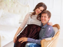 Foto sezení těhotné ženy se svým manželem ve fotoateliéru