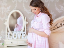 Foto sezení těhotné ženy ve fotoateliéru