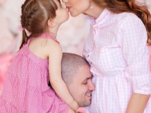 Foto sezení těhotné ženy se svým manželem a dítětem ve fotoateliéru
