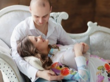 Nėščios moters sesija su savo vyru fotostudijoje