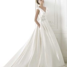 Gaun pengantin panjang dalam gaya puteri 2015