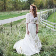 Um vestido de noiva rústico com mangas